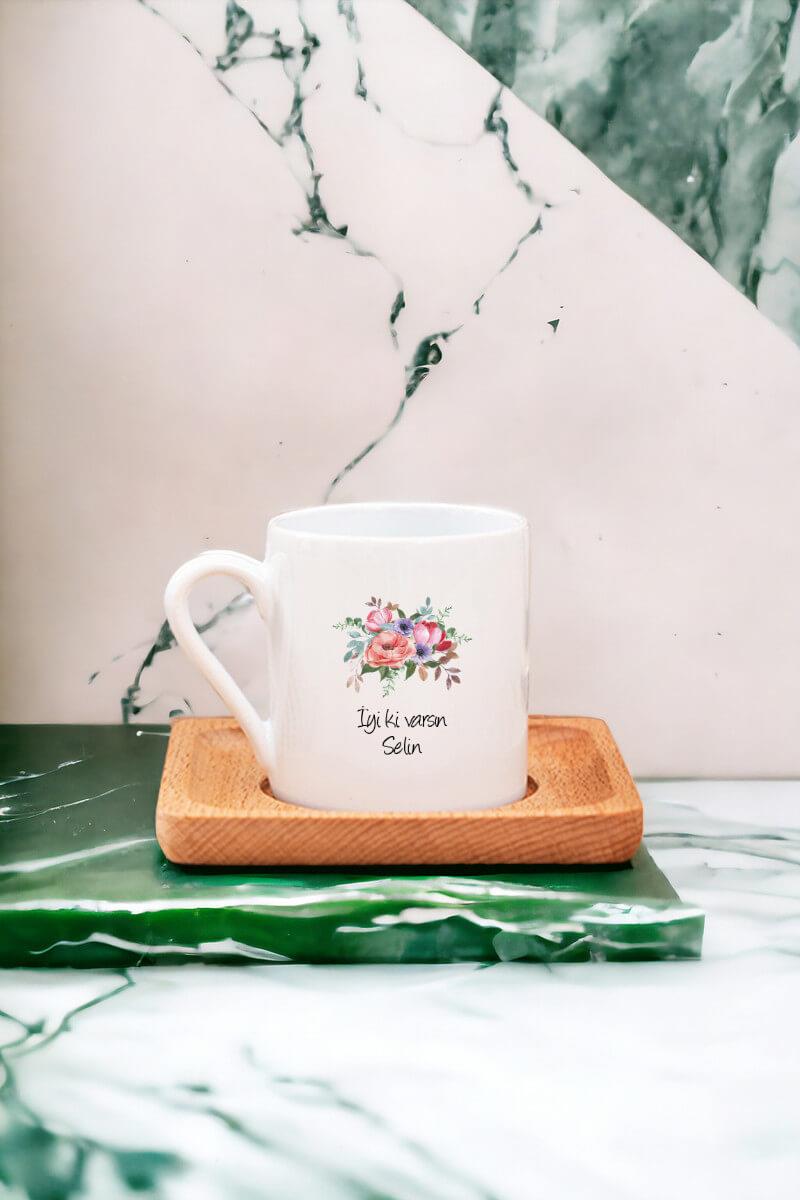 Kişiye Özel Çiçek Buketi İsimli Ahşap Altlıklı Türk Kahvesi Fincanı