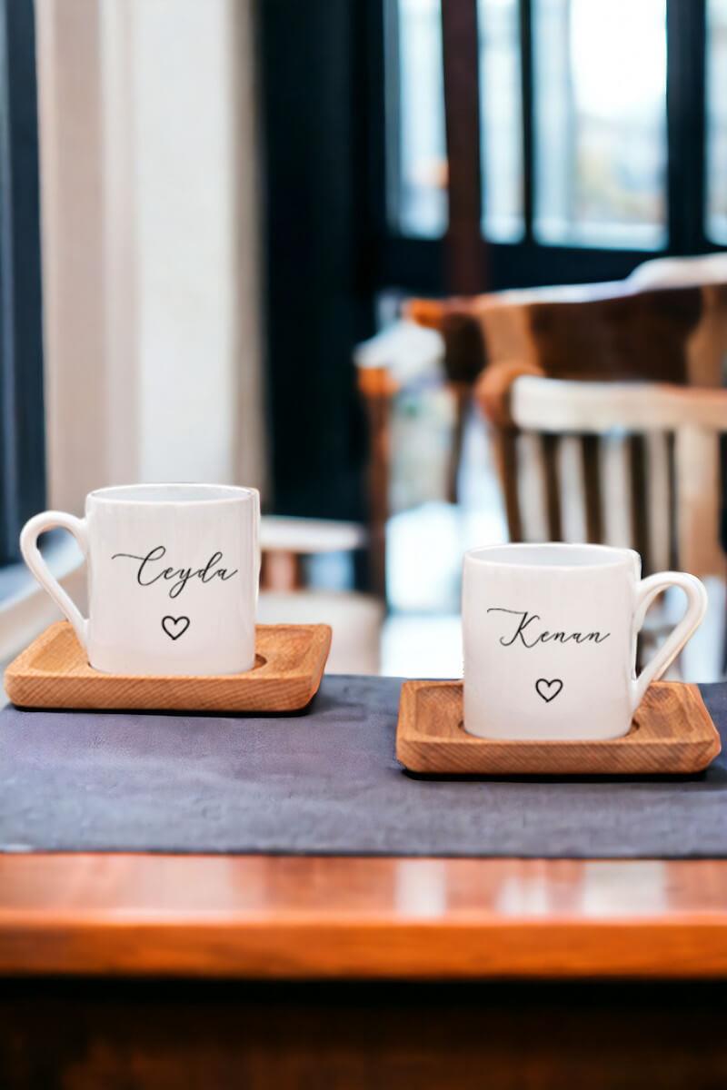 Kişiye Özel El Yazısı Tasarımlı İsimli İkili Ahşap Altlıklı Türk Kahvesi Fincanı