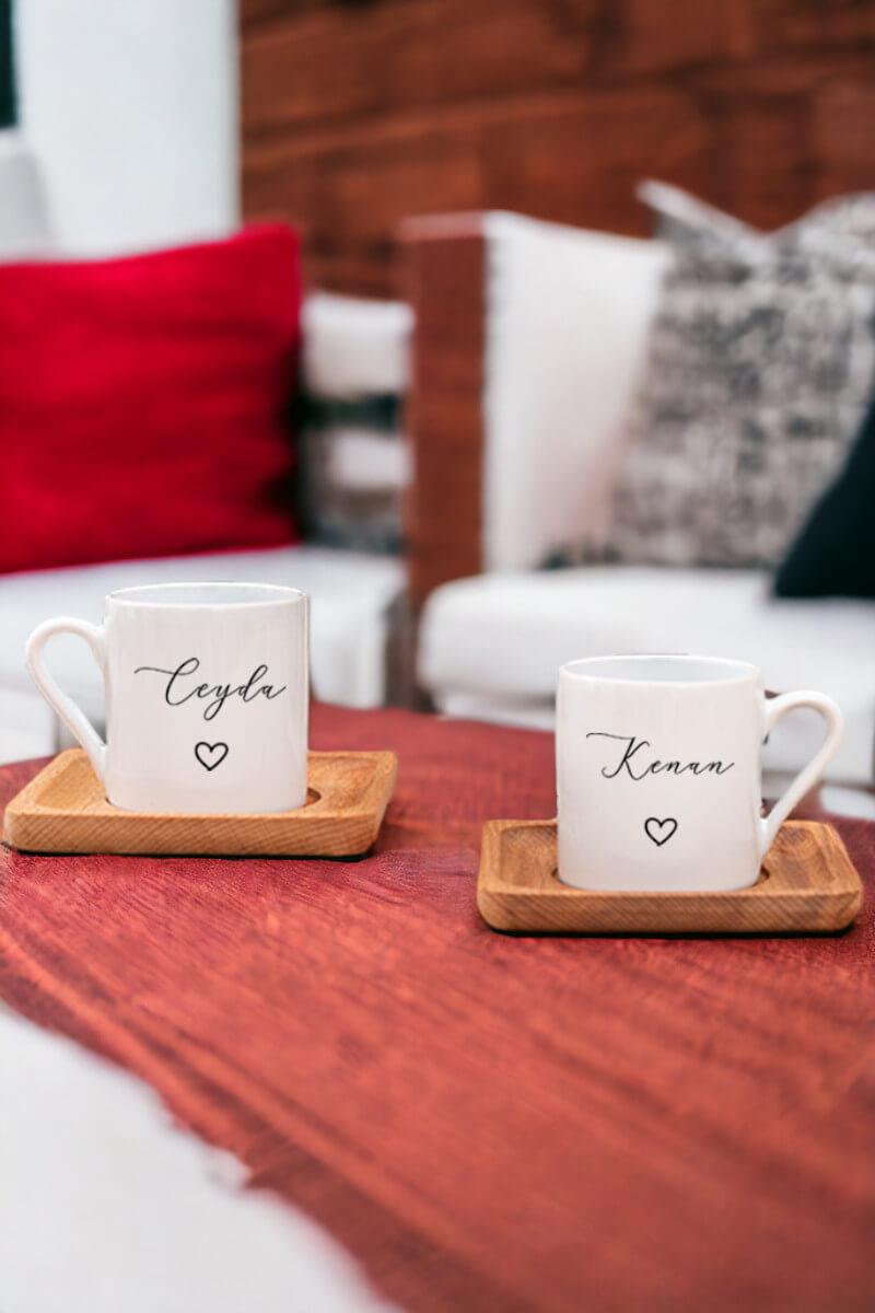 Kişiye Özel El Yazısı Tasarımlı İsimli İkili Ahşap Altlıklı Türk Kahvesi Fincanı
