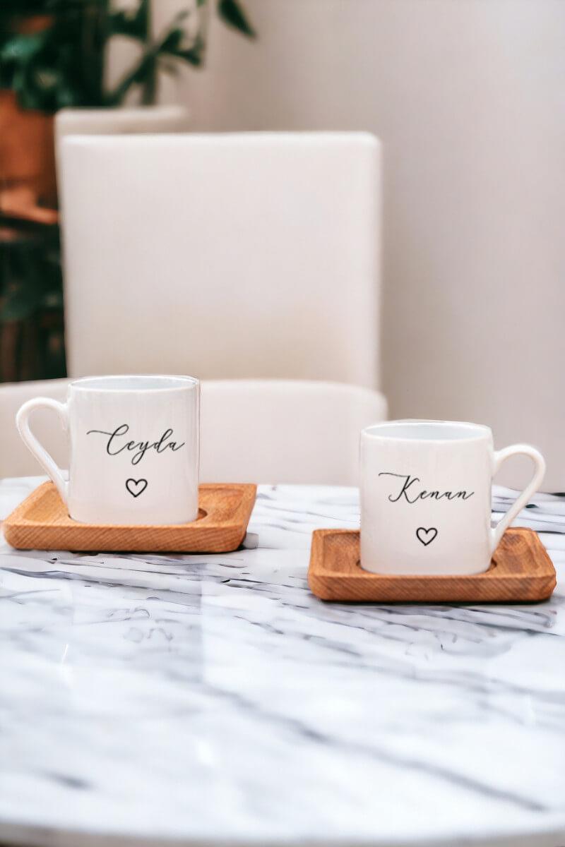 Kişiye Özel El Yazısı Tasarımlı İsimli İkili Ahşap Altlıklı Türk Kahvesi Fincanı