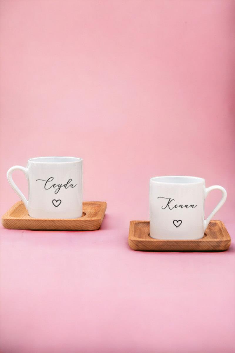 Kişiye Özel El Yazısı Tasarımlı İsimli İkili Ahşap Altlıklı Türk Kahvesi Fincanı