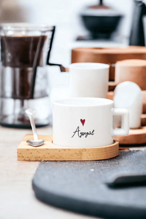 Kişiye Özel İsim Yazılı Minik Kalpli Ahşap Altlıklı Fincan