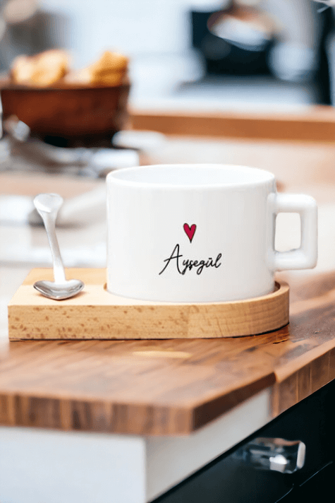 Kişiye Özel İsim Yazılı Minik Kalpli Ahşap Altlıklı Fincan