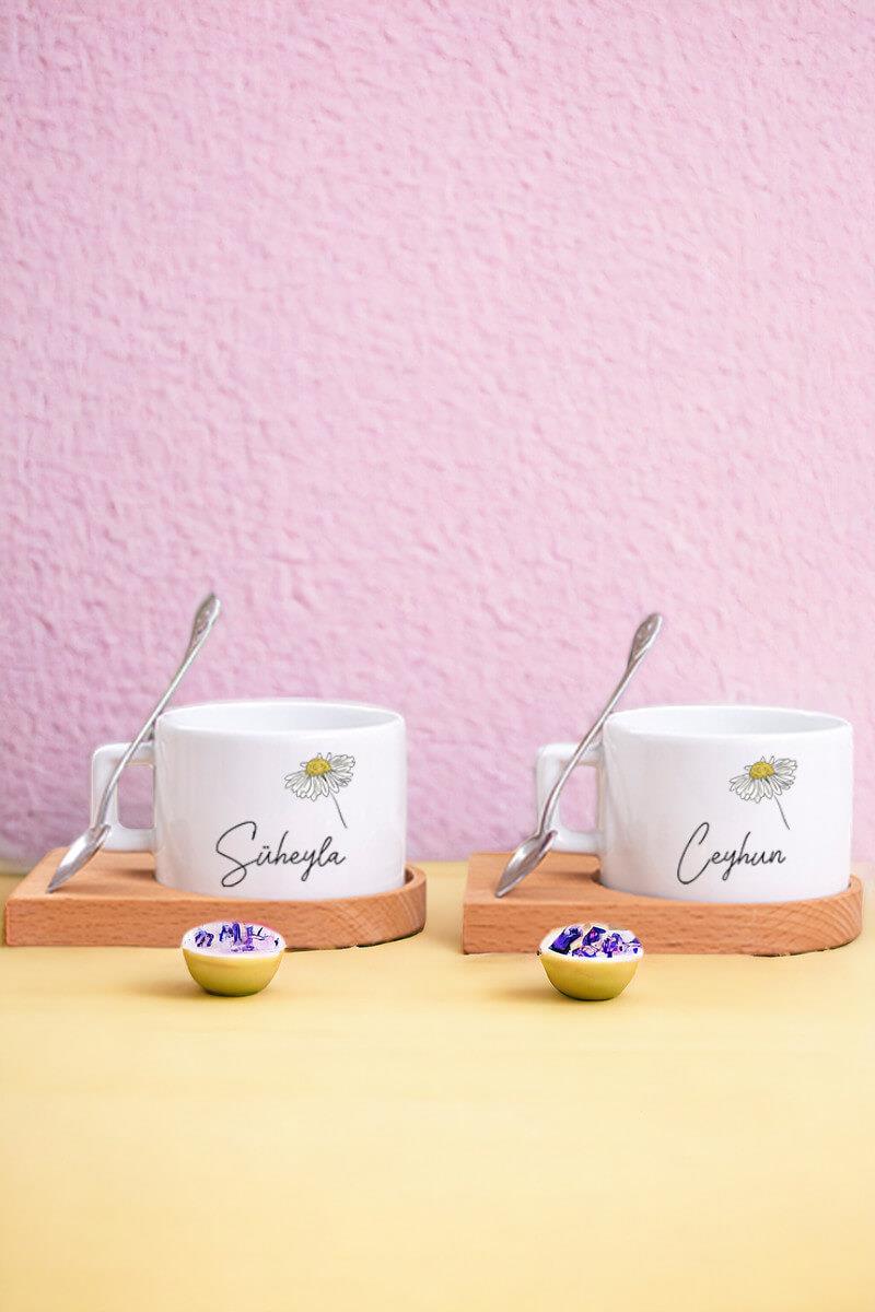 Kişiye Özel Papatya Tasarımlı İsimli Ahşap Altlıklı İkili Fincan