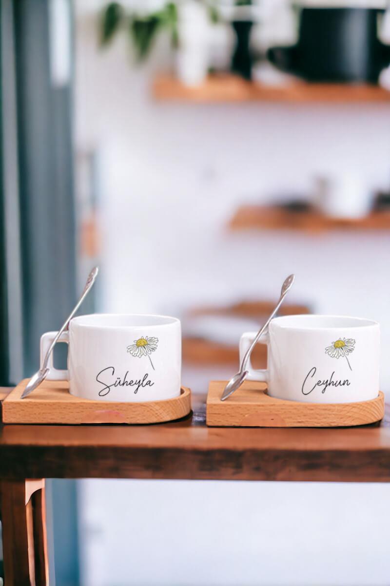 Kişiye Özel Papatya Tasarımlı İsimli Ahşap Altlıklı İkili Fincan
