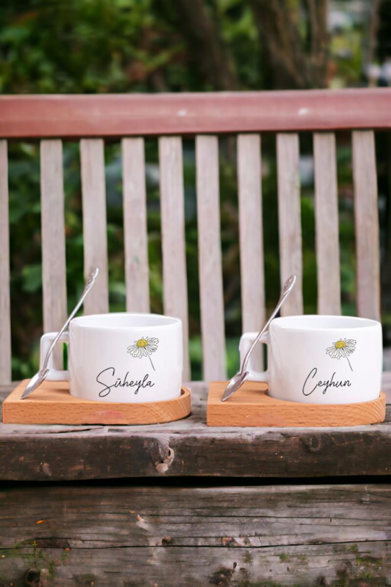 Kişiye Özel Papatya Tasarımlı İsimli Ahşap Altlıklı İkili Fincan