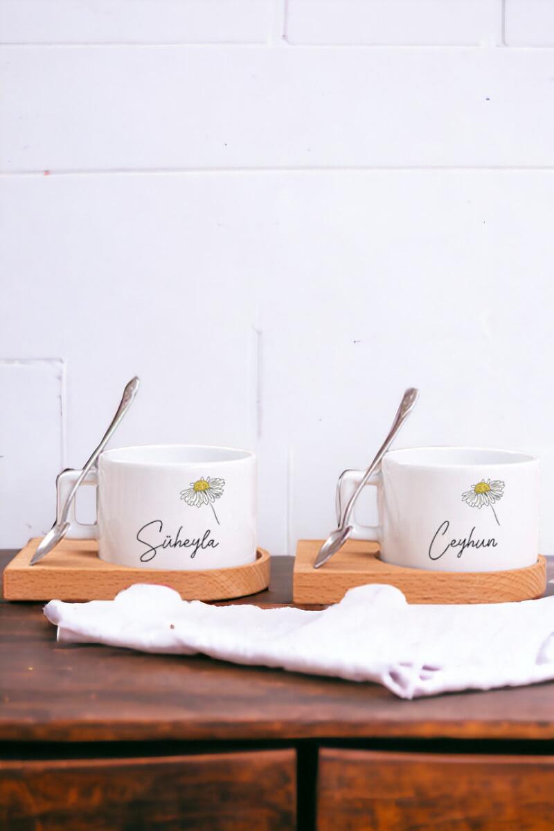 Kişiye Özel Papatya Tasarımlı İsimli Ahşap Altlıklı İkili Fincan