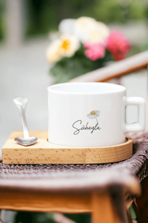 Kişiye Özel Papatya Tasarımlı İsimli Ahşap Altlıklı Fincan