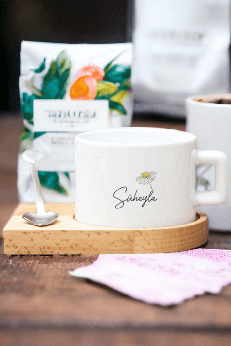 Kişiye Özel Papatya Tasarımlı İsimli Ahşap Altlıklı Fincan