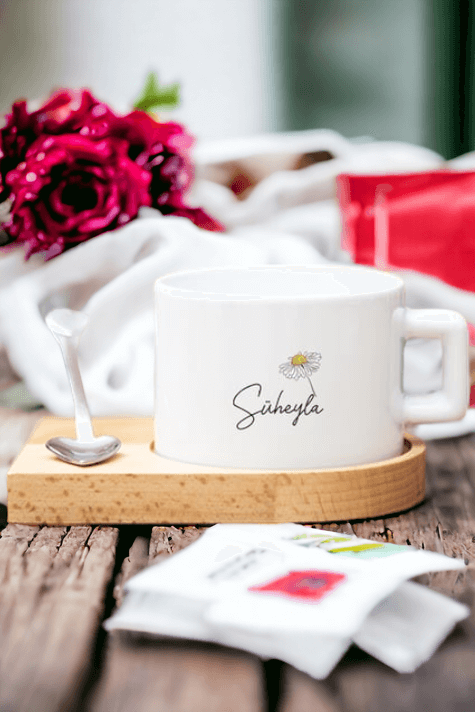 Kişiye Özel Papatya Tasarımlı İsimli Ahşap Altlıklı Fincan