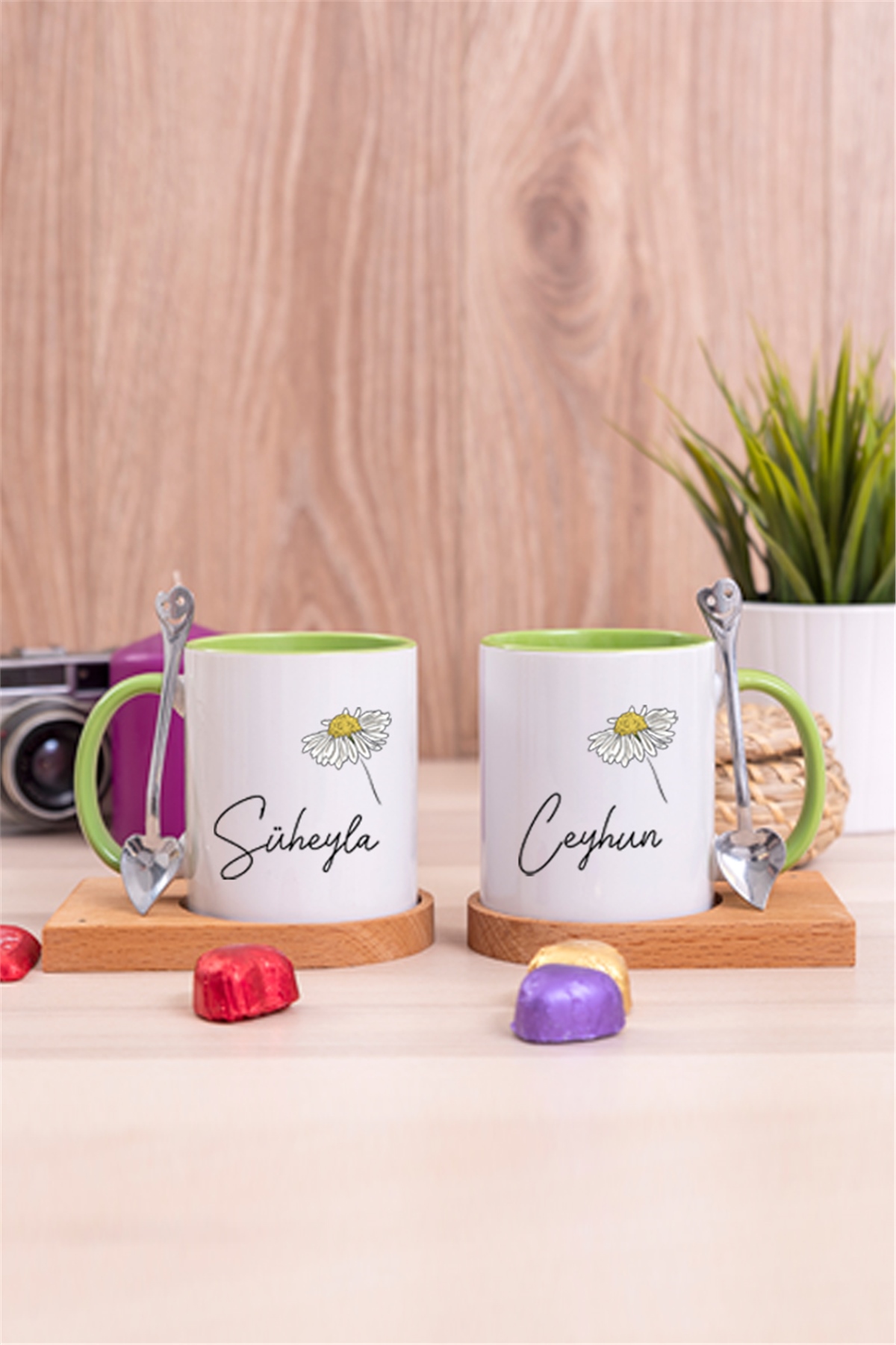 Kişiye Özel Papatya Tasarımlı İsimli İkili Ahşap Altlıklı İçi Renkli Kupa Bardak