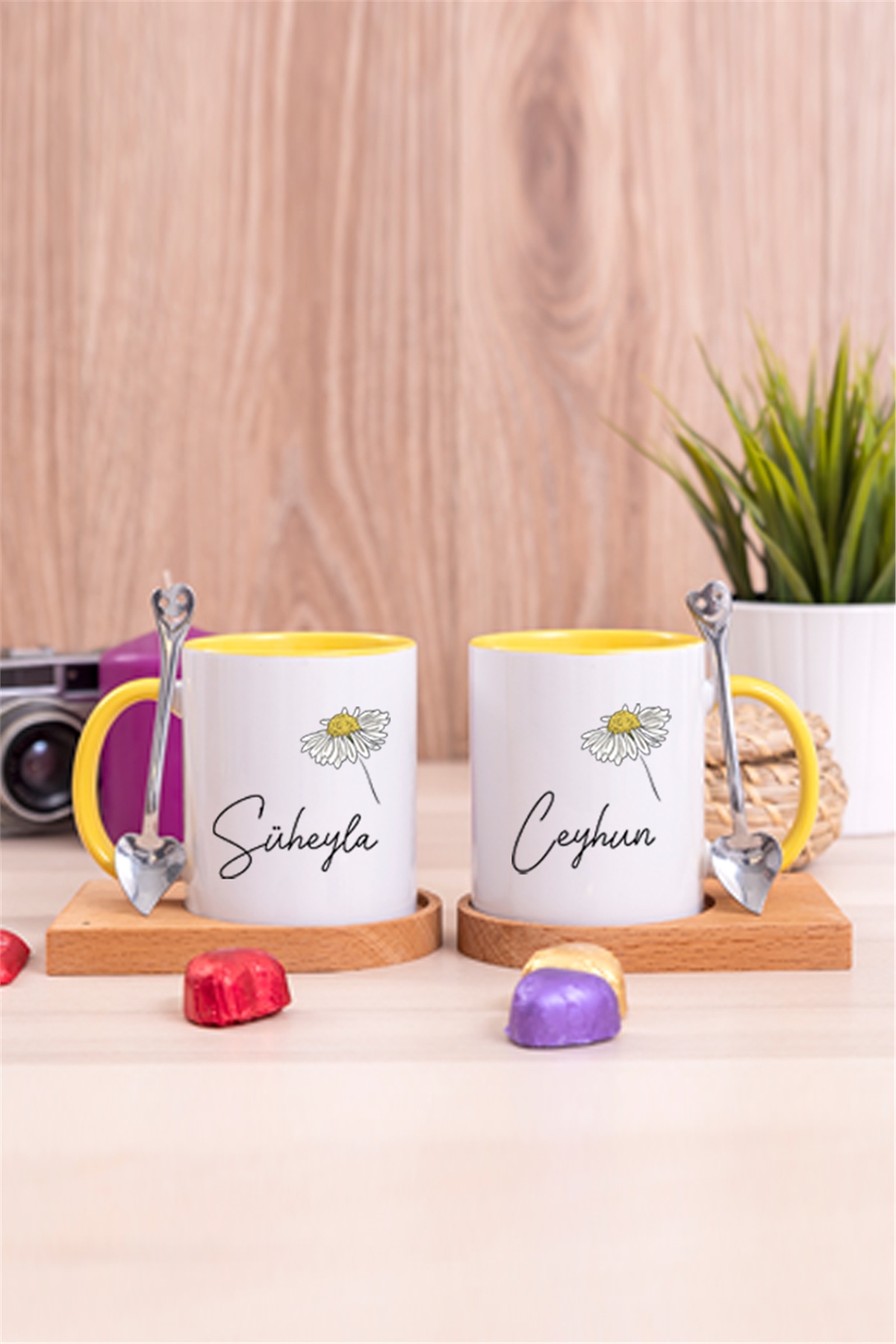 Kişiye Özel Papatya Tasarımlı İsimli İkili Ahşap Altlıklı İçi Renkli Kupa Bardak
