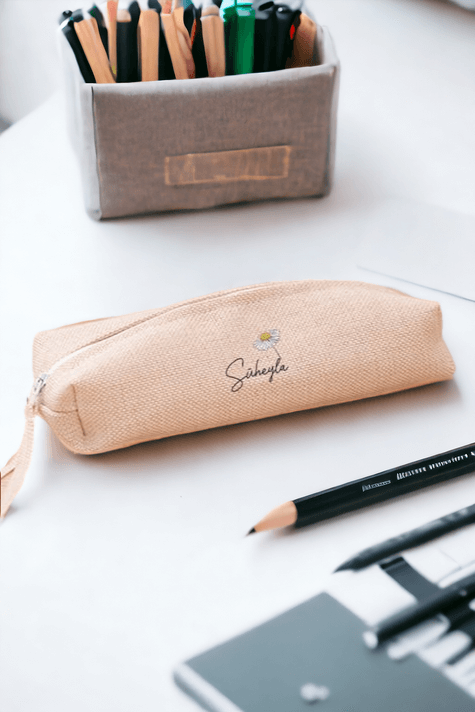 Kişiye Özel Papatya Tasarımlı İsimli Keten Bez Kalemlik