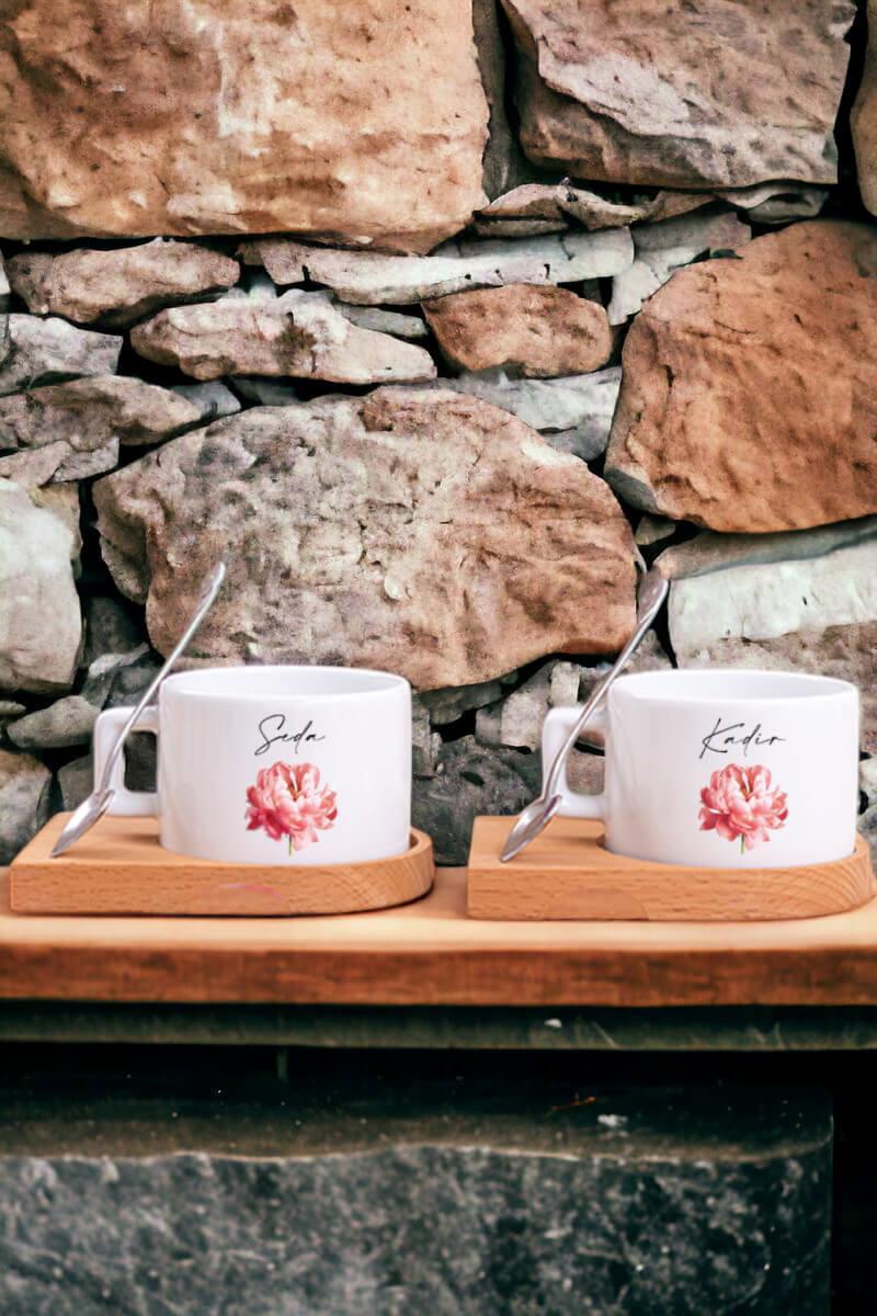 Kişiye Özel Pembe Çiçekli İsme Özel Ahşap Altlıklı İkili Fincan