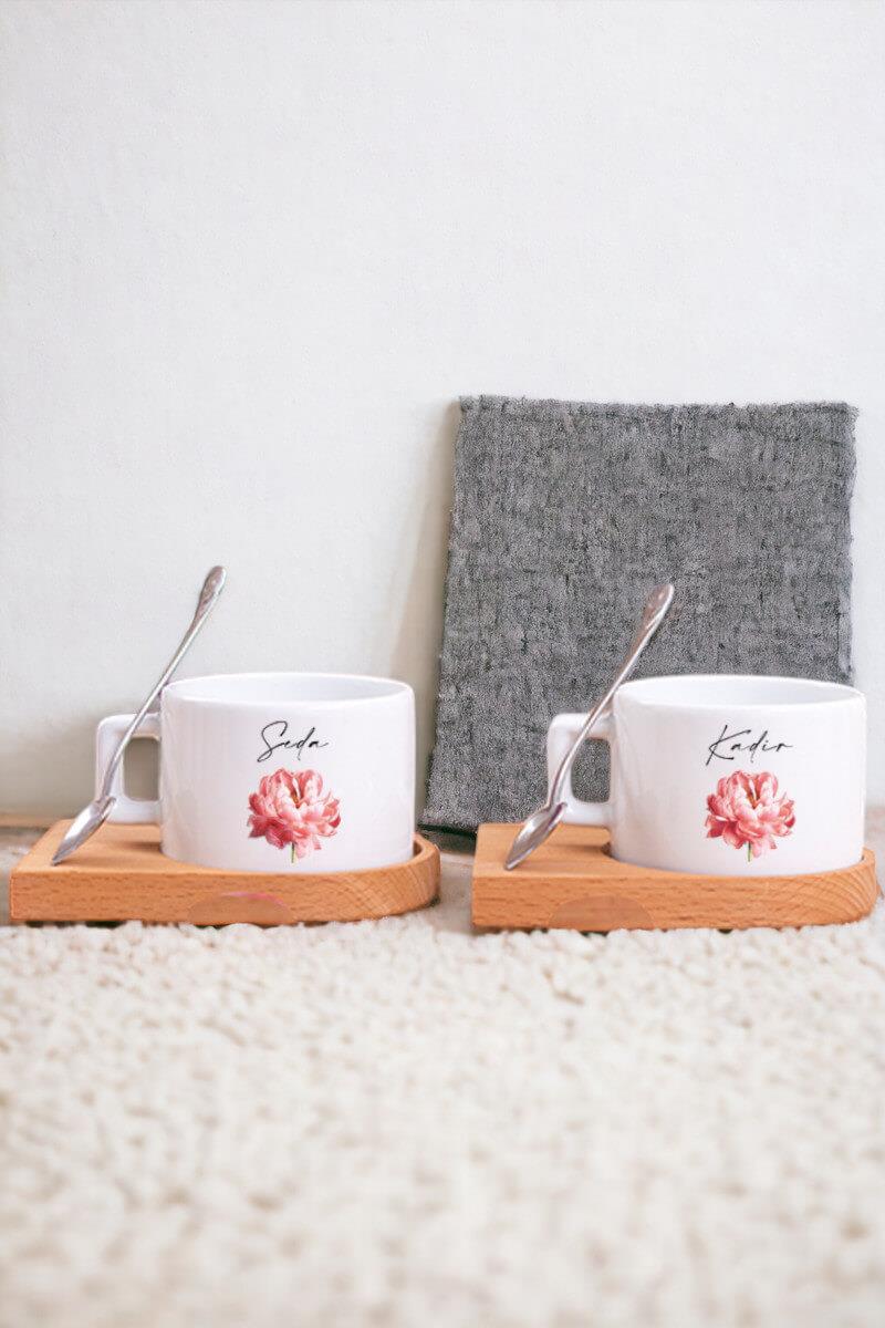 Kişiye Özel Pembe Çiçekli İsme Özel Ahşap Altlıklı İkili Fincan