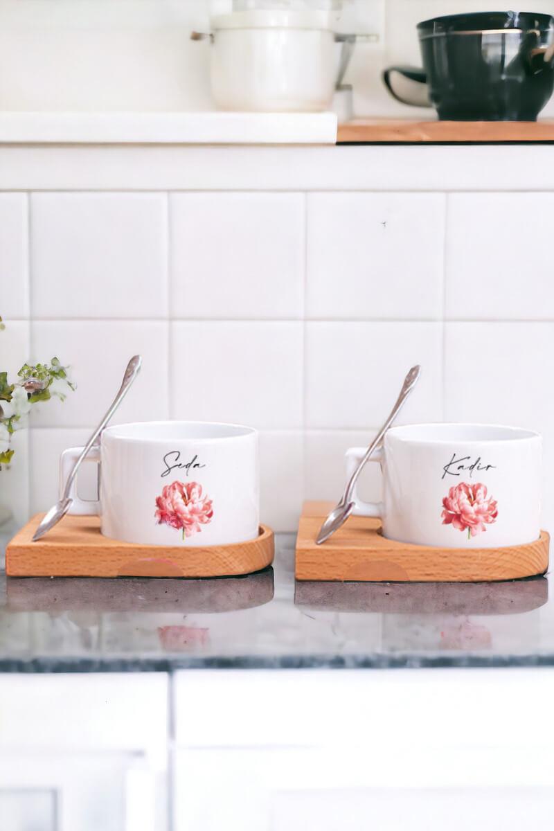 Kişiye Özel Pembe Çiçekli İsme Özel Ahşap Altlıklı İkili Fincan