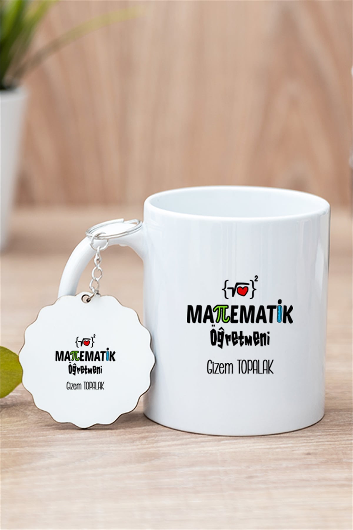 Matematik Öğretmeni Beyaz Kupa Bardak ve Ahşap Anahtarlık
