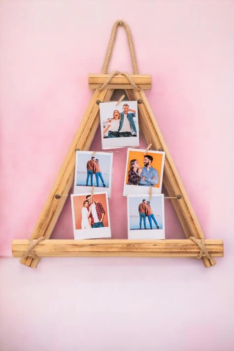 Polaroid Fotoğraflı Üçgen Model İpli Mandallı Ahşap Fotoğraf Çerçevesi
