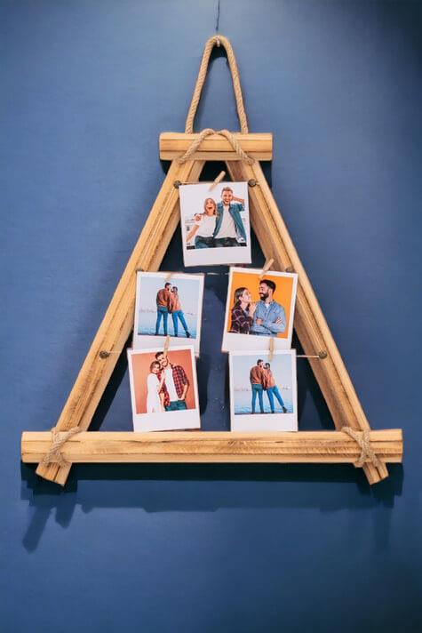 Polaroid Fotoğraflı Üçgen Model İpli Mandallı Ahşap Fotoğraf Çerçevesi