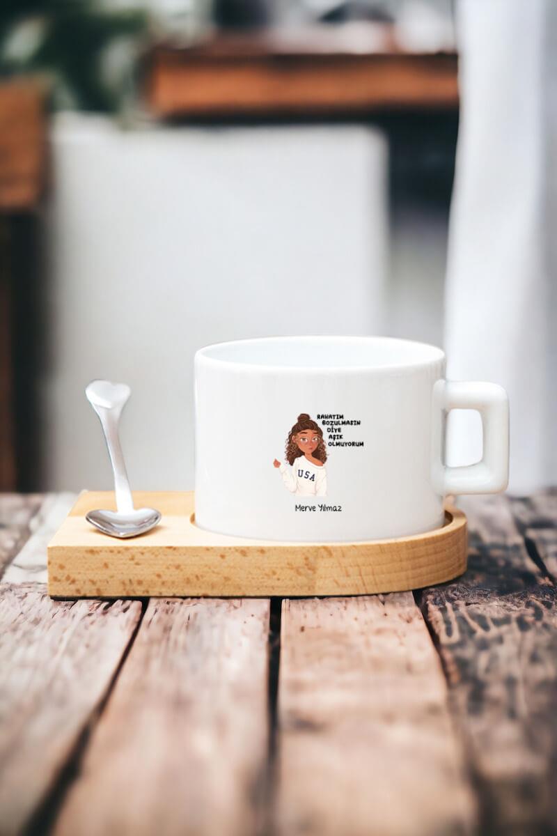 Rahatım Bozulmasın Diye Aşık Olmuyorum Ahşap Altlıklı Fincan