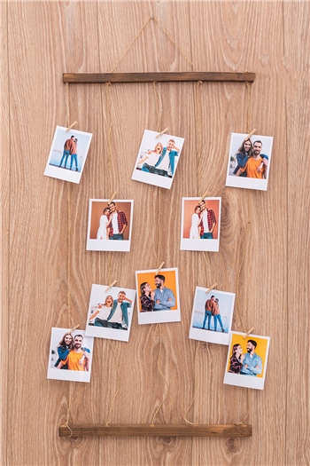 Polaroid Fotoğraflı İpli ve Mandallı Ahşap Duvar Fotoğraf Anı Çerçevesi 