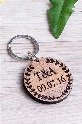 Sevgiliye Yıldönümü Hediyesi Baş Harf ve Tarihli Ahşap Anahtarlık