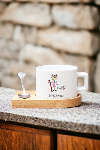 Bayan Diş Doktoruna Hediye Karikatürlü Kalp Kaşıklı Ahşap Altlıklı Fincan