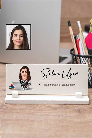 Bayan Sevgiliye Yeni İş Hediyesi Karikatürlü Masa İsimliği