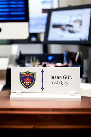 Deniz Kuvvetleri Komutanına Hediye Logolu Taş Masa İsimliği