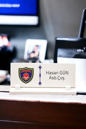 Deniz Kuvvetleri Komutanına Hediye Logolu Taş Masa İsimliği