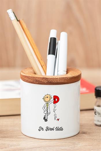 Erkek Doktora Hediye Seti Doktor Karikatürü Ahşap Altlıklı Fincan ve Kalemlik