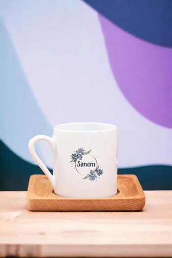 İsme Özel Çiçek Desenli Ahşap Altlıklı Türk Kahvesi Fincanı