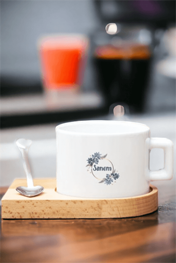 İsme Özel Çiçek Desenli Ahşap Altlıklı Fincan