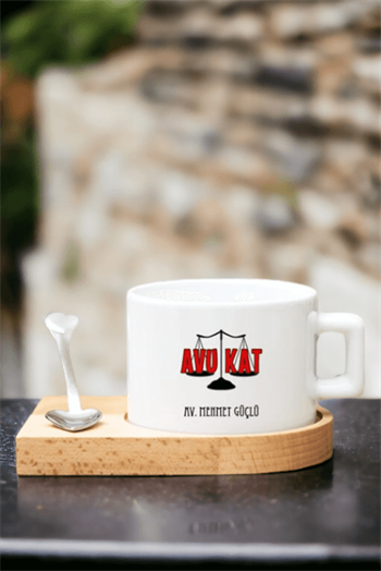 Kadın Avukata Hediye Kalp Kaşıklı Ahşap Altlıklı Fincan