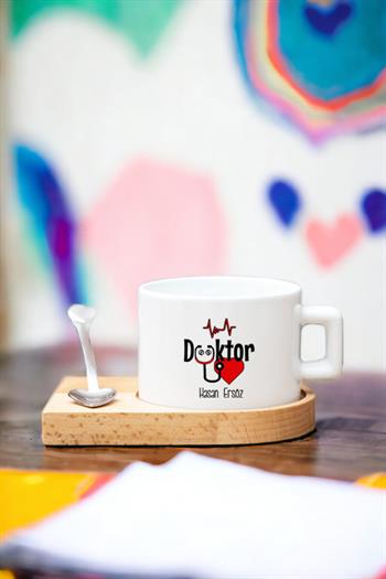 Kadın Doktora Hediye Kalp Kaşıklı Ahşap Altlıklı Fincan