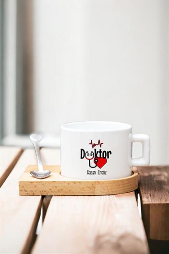 Kadın Doktora Hediye Kalp Kaşıklı Ahşap Altlıklı Fincan