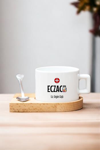 Kadın Eczacıya Hediye Kalp Kaşıklı Ahşap Altlıklı Fincan