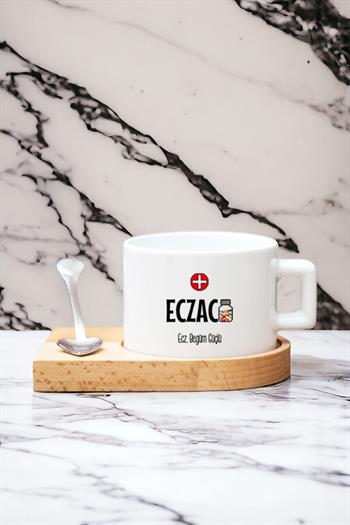 Kadın Eczacıya Hediye Kalp Kaşıklı Ahşap Altlıklı Fincan