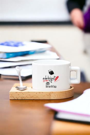 Kadın Edebiyat Öğretmeni Hediye Kalp Kaşıklı Ahşap Altlıklı Fincan