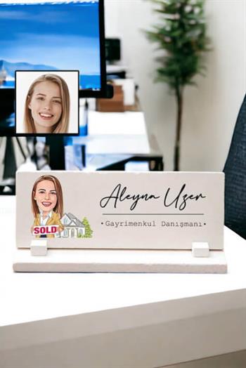 Kadın Emlakçıya Ofis Hediyesi Karikatürlü Masaüstü İsimlik