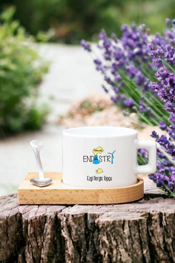 Kadın Endüstri Mühendisine Hediye Kalp Kaşıklı Ahşap Altlıklı Fincan