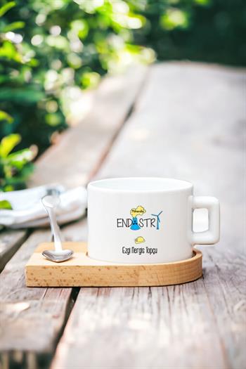 Kadın Endüstri Mühendisine Hediye Kalp Kaşıklı Ahşap Altlıklı Fincan