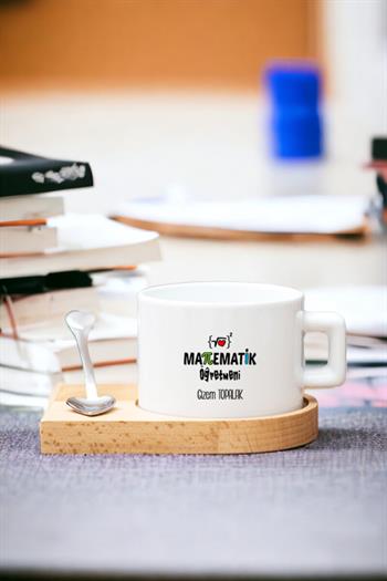 Kadın Matematik Öğretmenine Hediye Kalp Kaşıklı Ahşap Altlıklı Fincan