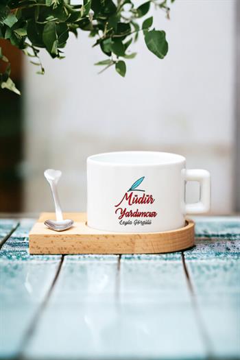 Kadın Müdür Yardımcısına Hediye Kalp Kaşıklı Ahşap Altlıklı Fincan
