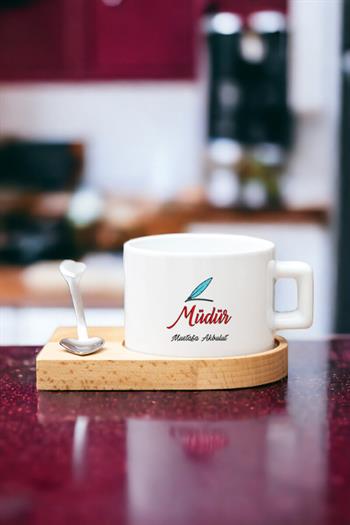 Kadın Müdüre Hediye Kalp Kaşıklı Ahşap Altlıklı Fincan