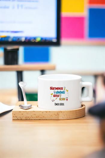 Kadın Öğretmene Öğretmenler Hediyesi Kalp Kaşıklı Ahşap Altlıklı Fincan