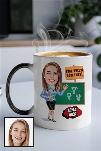 Kadın Okul Öncesi Öğretmenine Kişiye Özel Hediye Karikatürlü Sihirli Kupa Bardak