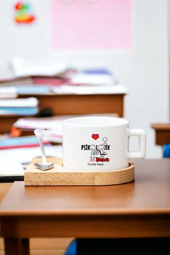 Kadın Psikolojik Danışmana Hediye Kalp Kaşıklı Ahşap Altlıklı Fincan