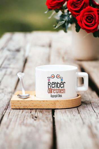 Kadın Rehber Öğretmene Hediye Kalp Kaşıklı Ahşap Altlıklı Fincan