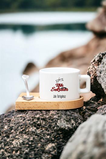 Kadın Tıbbi Sekretere Hediye Kalp Kaşıklı Ahşap Altlıklı Fincan